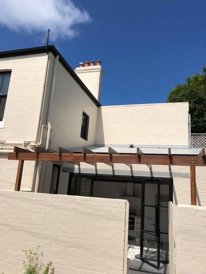 Painted brick and pergola, Crisp white brick, by Luxe Effects