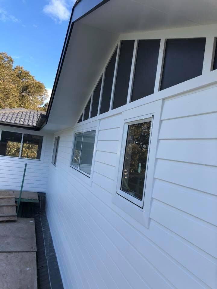 White gable facade, Crisp white weatherboard, by Luxe Effects